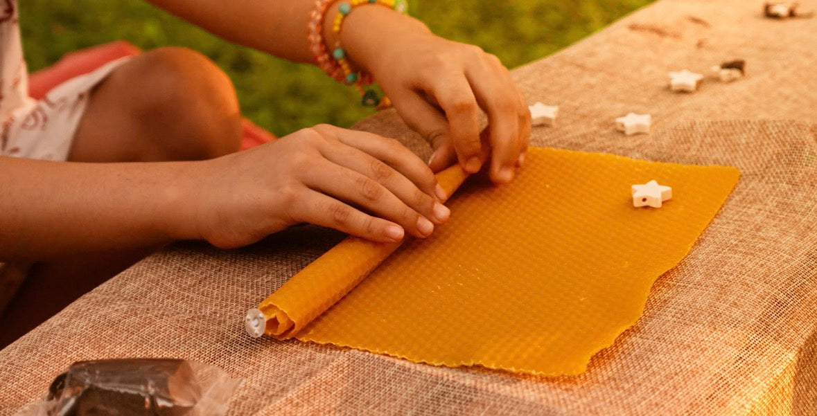 Manos creando en un taller artesanal