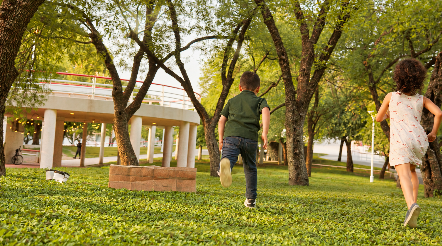 Dos niños corriendo entre árboles