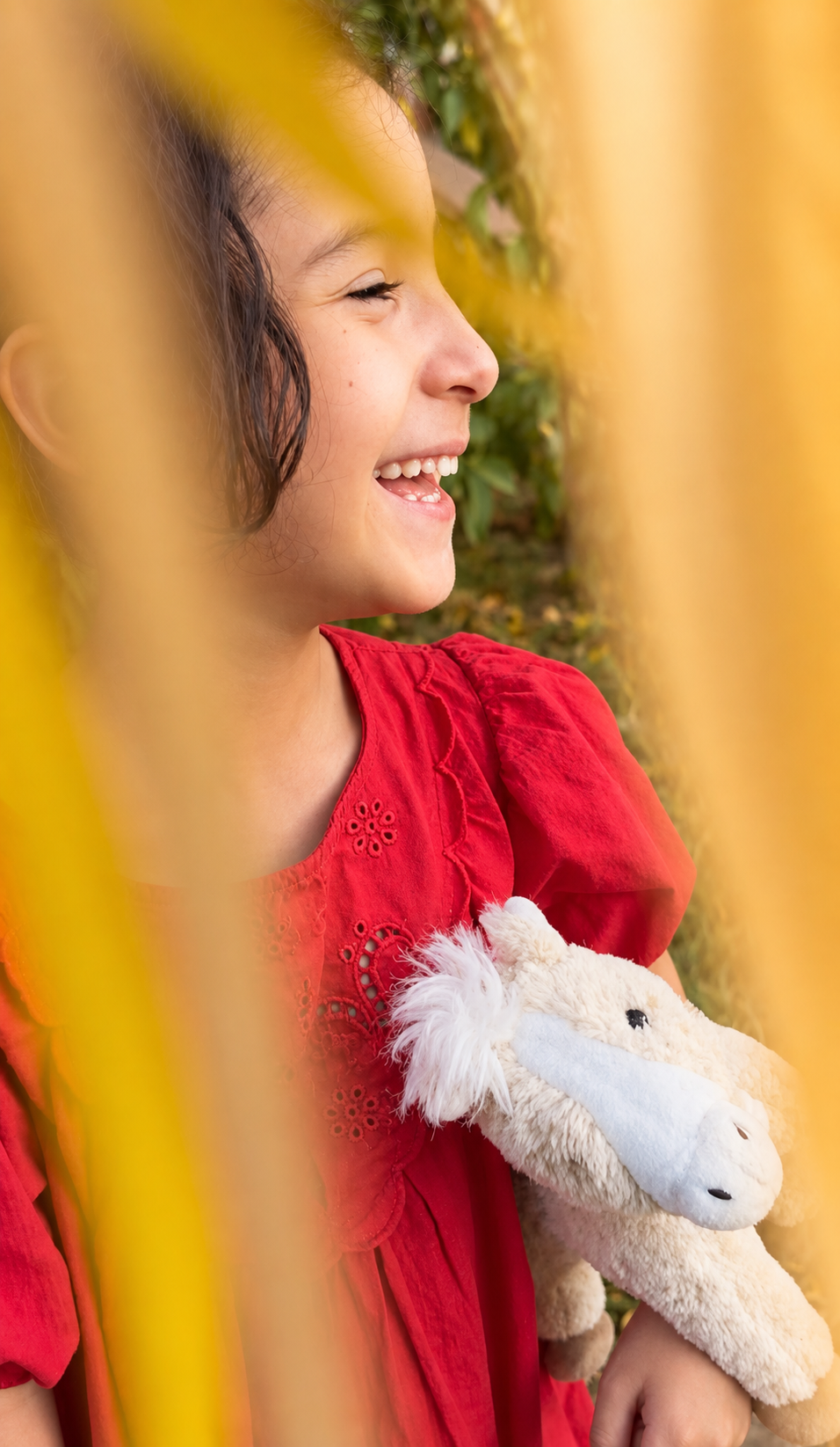 Niña sonriente con peluche